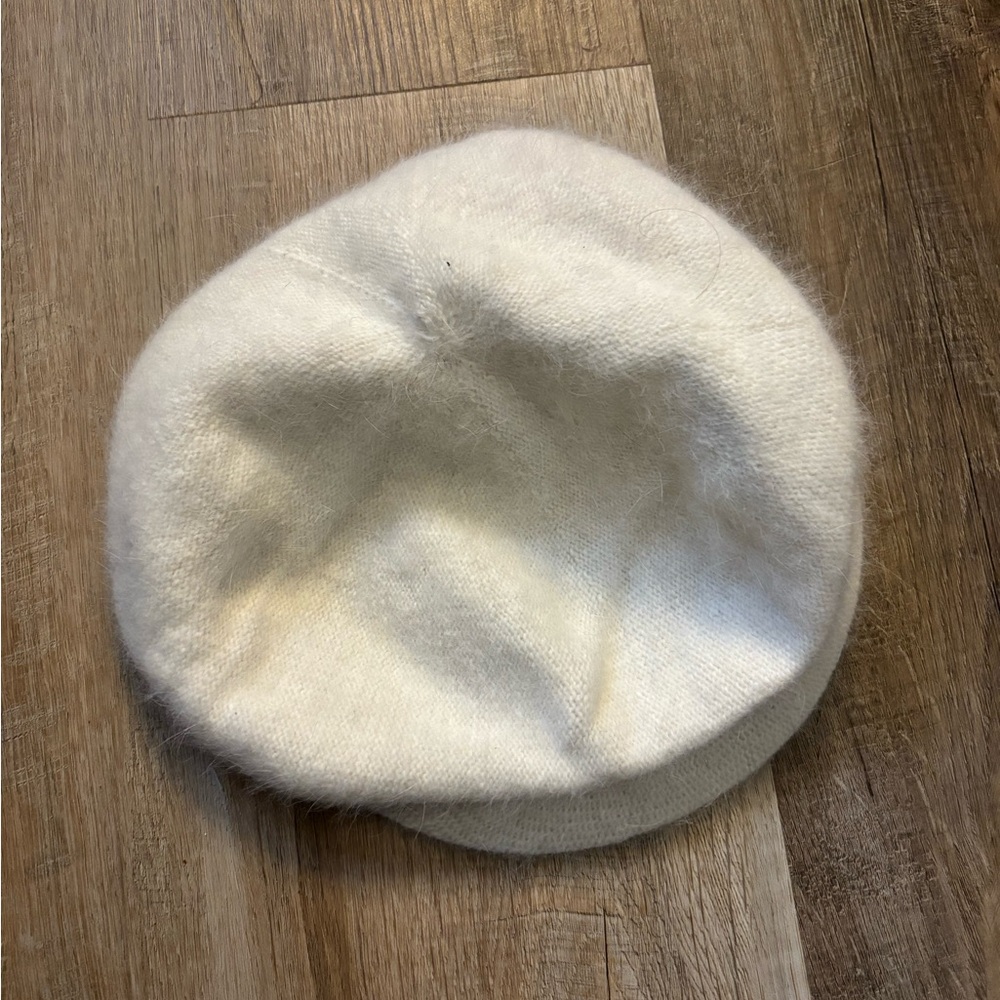 🦋 3/$25 White Fuzzy Beret